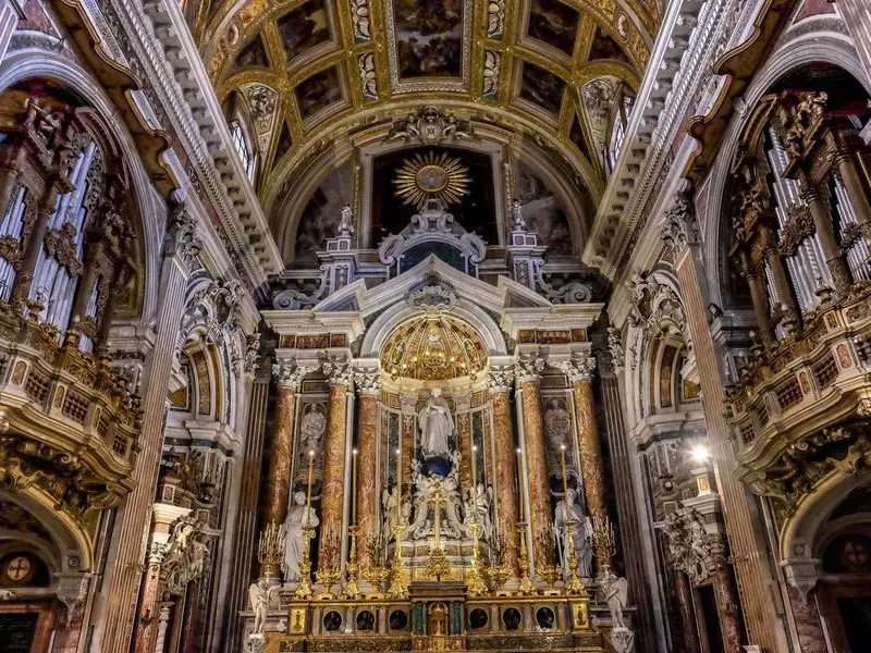 Padre Patriciello racconta il valore nascosto dei confessionali: «Le chiese salvano dalla solitudine»