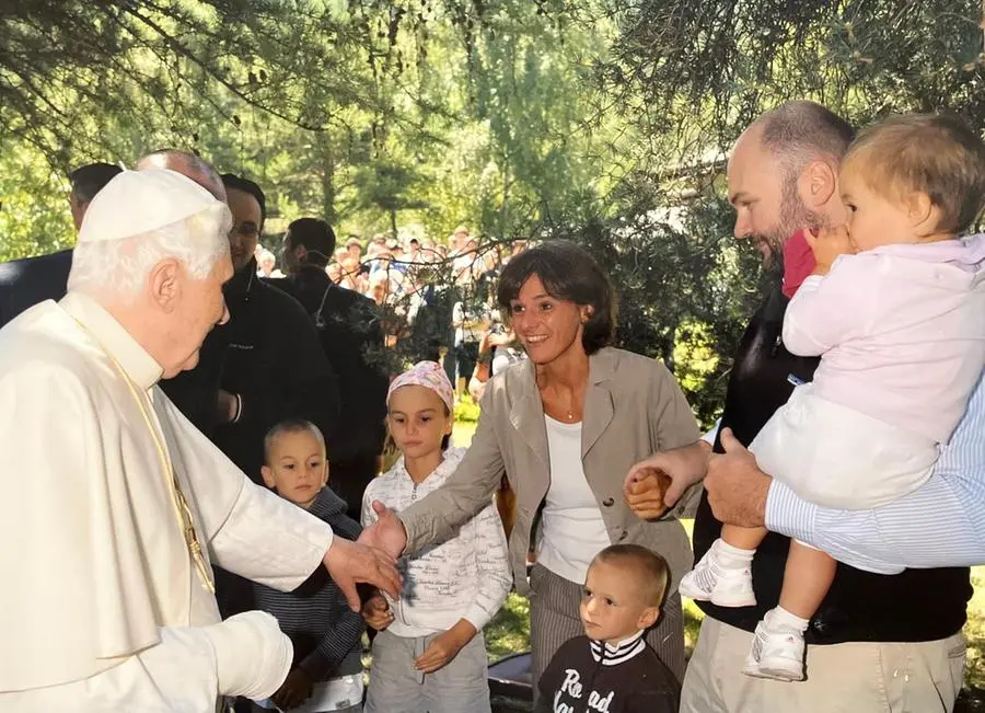 Nell’estate 2009, insieme alla famiglia, Mary incontra papa Benedetto XVI a Introd, in Valle d’Aosta.