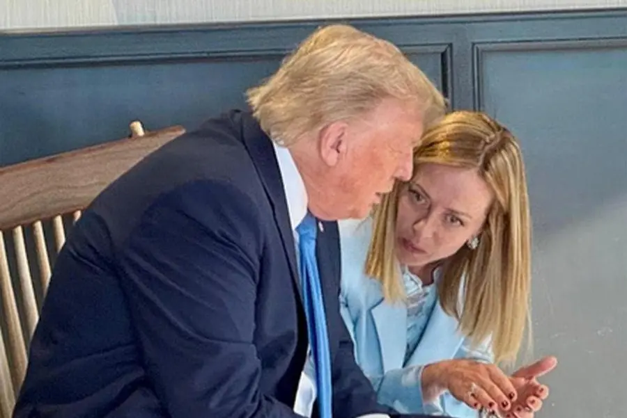 Il bilaterale fra la premier Giorgia Meloni e il presidente degli Stati Uniti a margine del G7 si \\u00C3\\u00A8 svolto su una panchina di legno del Pomeroy Kananaskis Mountain Lodge, sede del vertice. L\\'incontro \\u00C3\\u00A8 stato immortalato nelle immagini diffuse da Palazzo Chigi, in cui si vede Meloni protesa in avanti parlando al presidente americano, che ha partecipato alla cena con cui si chiude la prima giornata del summit prima del ritorno a Washington. +++ INSTAGRAM/GIORGIA MELONI +++ NPK +++ , ANSA