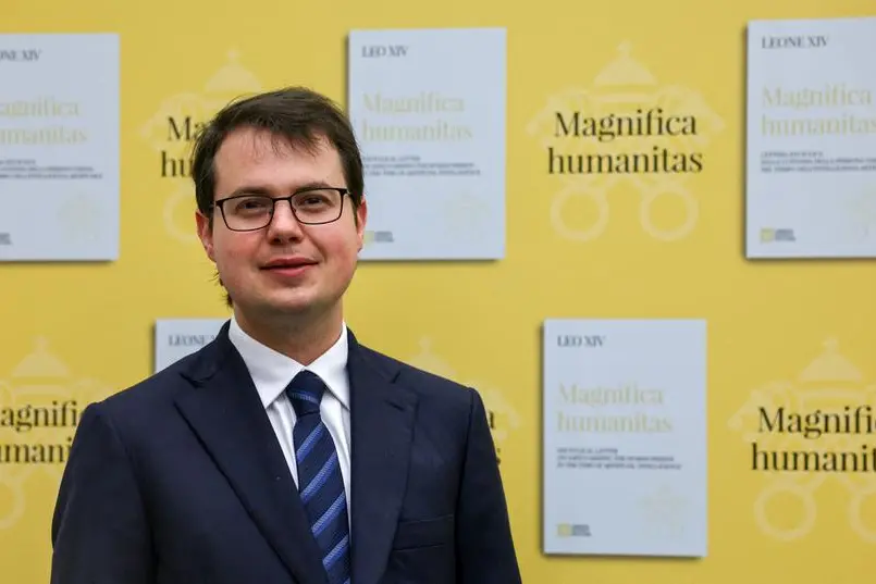 Christopher Olah, cofondatore di Anthropic, si trova nell\\u2019Aula Paolo VI dopo la presentazione di Magnifica Humanitas la prima enciclica di Papa Leone XIV, dedicata all\\u2019ascesa dell\\u2019intelligenza artificiale , REUTERS
