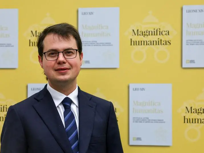 Chi è Christopher Olah di Anthropic, il ricercatore di IA intervenuto alla presentazione dell’Enciclica del Papa