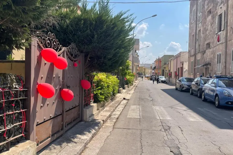 Fiocchi, nastri, rose e palloncini rossi posizionati su balconi, porte e cancelli di tutte le case di via de Pietro e delle strade che conducono dall'abitazione della famiglia Isceri alla chiesa Maria Regina di Squinzano (Lecce), dove sono stati celebrati i funerali di Lorena Isceri