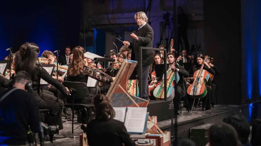 Riccardo Muti al carcere di Opera: i violini dei barconi dei migranti diventano musica di libertà