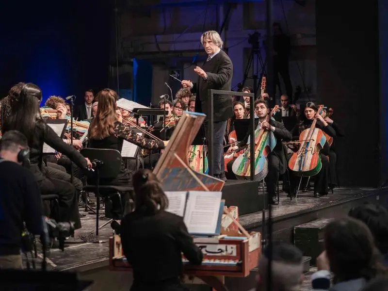 Riccardo Muti al carcere di Opera: i violini dei barconi dei migranti diventano musica di libertà