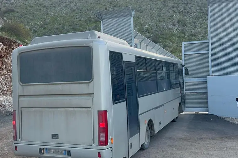 The three buses with the 40 migrants disembarked at the port of Shengjin, coming from Brindisi, arrive at the center of Gjader escorted by law enforcement vehicles, Gjader (Albania), 11 April 2025. ANSA / DOMENICO PALESSE /// The three buses with 40 migrants disembarked at the port of Shengjin, coming from Brindisi, arrive in the center of Gjader escorted by law enforcement vehicles, Gjader, Albania, 11 April 2025. ANSA / DOMENICO PALESSE