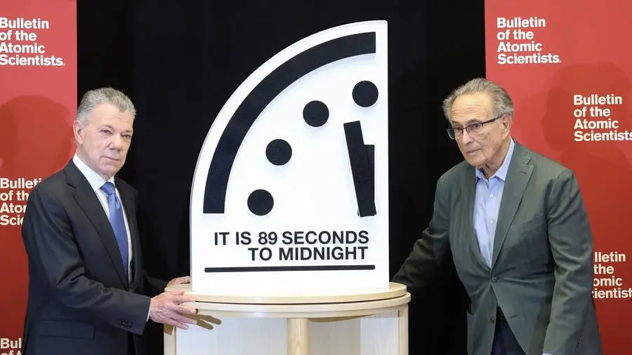 Cos’è e come funziona l’orologio dell’apocalisse (e perché segna 85 secondi alla mezzanotte)