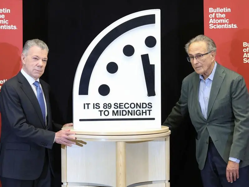 Cos’è e come funziona l’orologio dell’apocalisse (e perché segna 85 secondi alla mezzanotte)