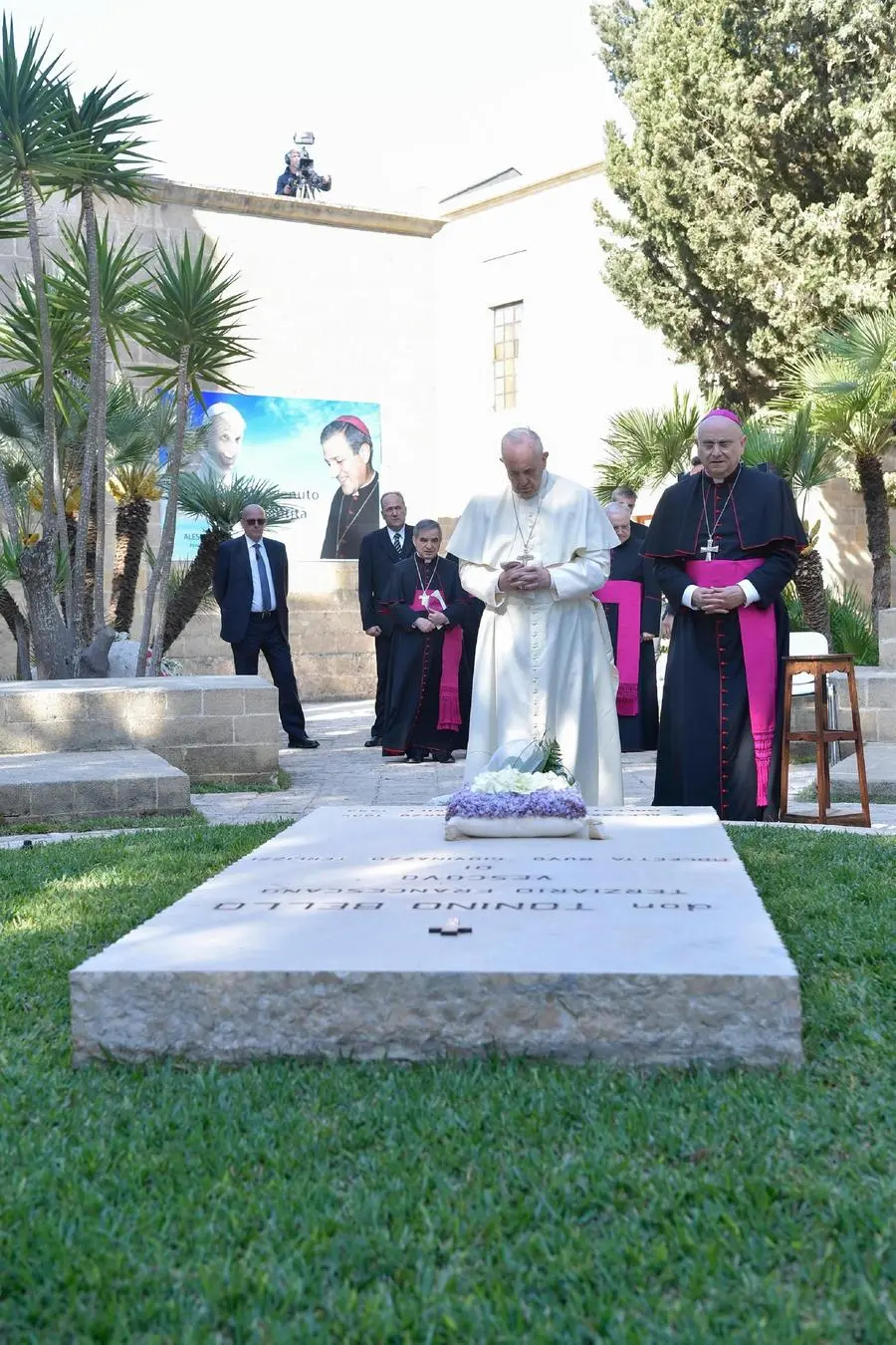 Papa Francesco in preghiera sulla tomba di don Tonino Bello ad Alessano il 20 aprile 2018