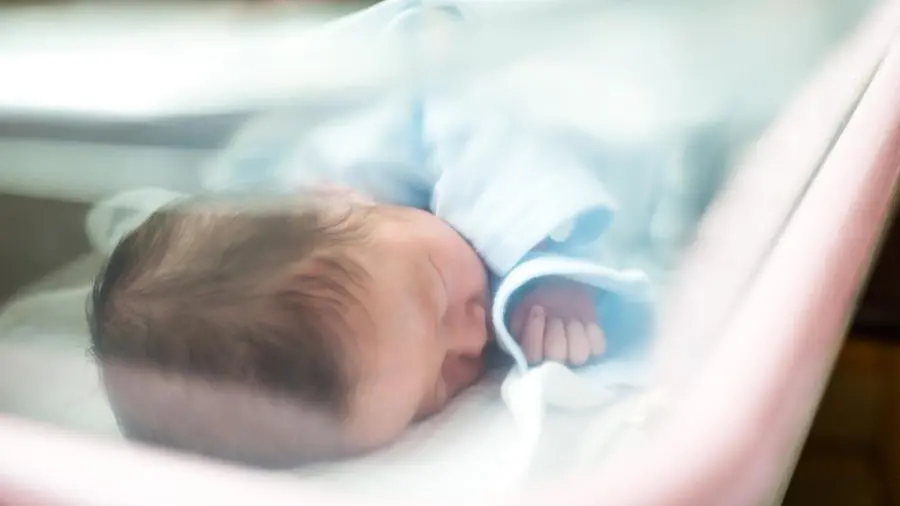 L’avventura di Mattia, il neonato di Napoli prima affidato e poi voluto dai suoi giovanissimi genitori