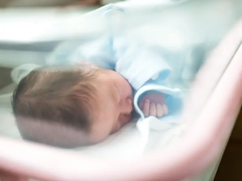 L’avventura di Mattia, il neonato di Napoli prima affidato e poi voluto dai suoi giovanissimi genitori