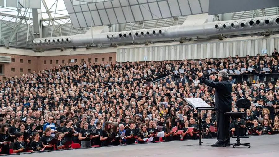 A Ravenna Riccardo Muti guida 3.500 coristi nel canto che si fa preghiera