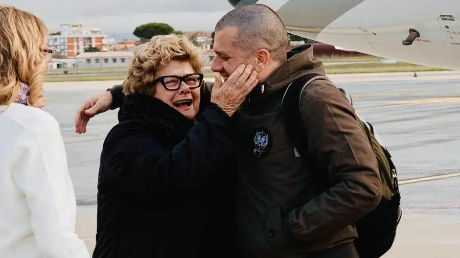 Trentini libero, il parroco: «Un anno di preghiere esaudite». L’abbraccio con la madre a Ciampino