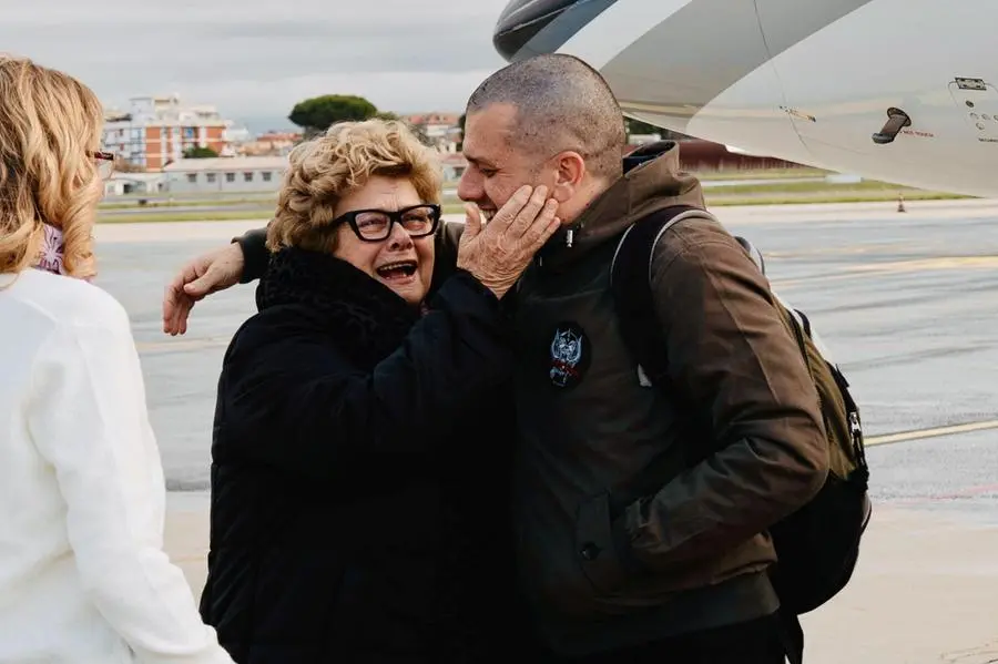 La madre di Alberto Trentini, Armanda Colusso, abbraccia il figlio all\\'arrivo all\\'aeroporto di Ciampino dopo la liberazione , ANSA