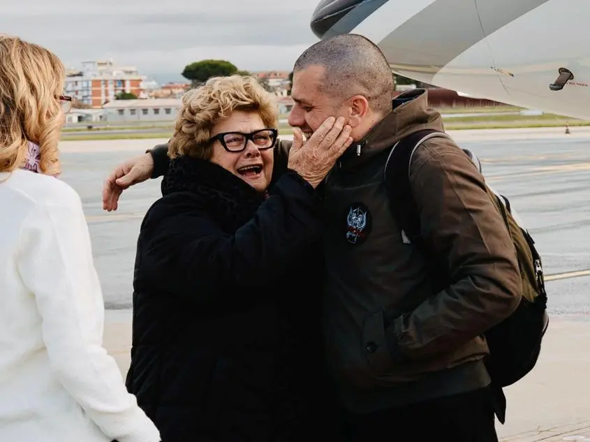 Trentini libero, il parroco: «Un anno di preghiere esaudite». L’abbraccio con la madre a Ciampino
