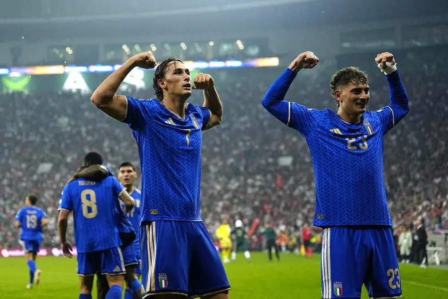 Pio Esposito festeggia con il fratello Sebastiano dopo il gol alla Turchia in Uefa Nations Champions League , EPA