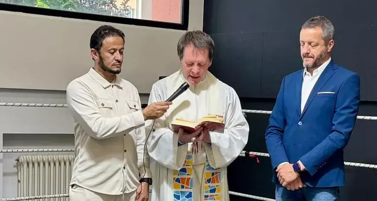 Parroco e Imam insieme sul ring, un gancio alle divisioni