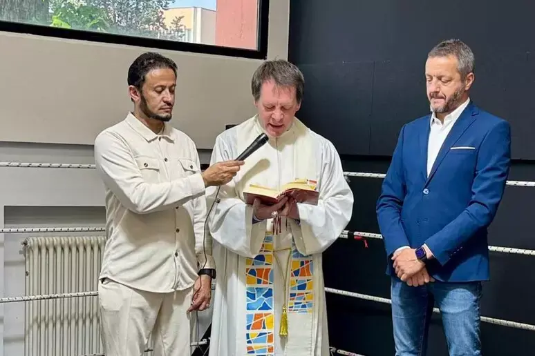 L\\'imam di Piacenza Yassen Ben Thaabit con don Giuseppe Lusignani, parroco di Nostra Signora di Lourdes, all\\'inaugurazione della palestra Piacenza Boxe