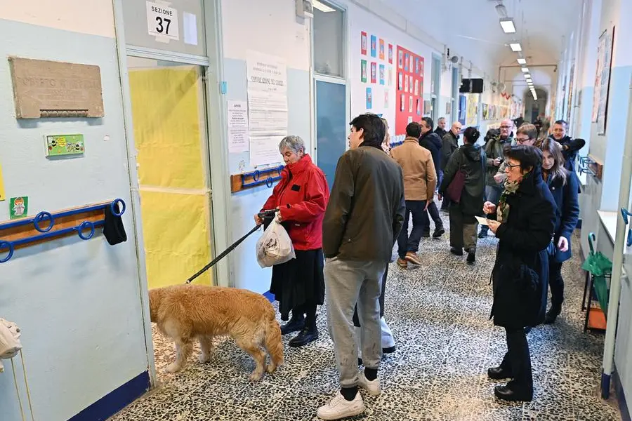 Persone al voto in un seggio elettorale di Torino, 22 marzo 2026. , ANSA