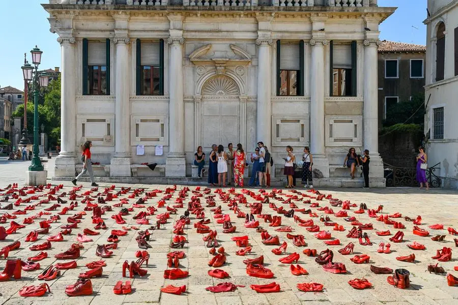 \"Zapatos Rojos\" installazione artistica contro il femminicidio, dell\\'artista e attivista messicana Elina Chauvet, in piazza Campo Santo Stefano, 30 - 31 agosto 2024 , IstockPhoto