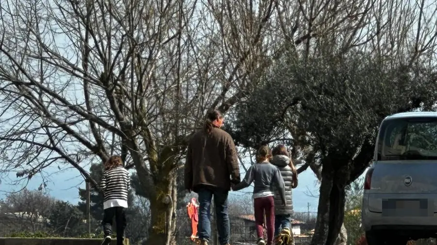 Famiglia nel bosco, madre allontanata dai bambini