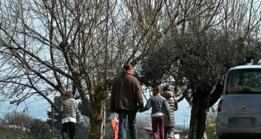 Famiglia nel bosco, madre allontanata dai bambini