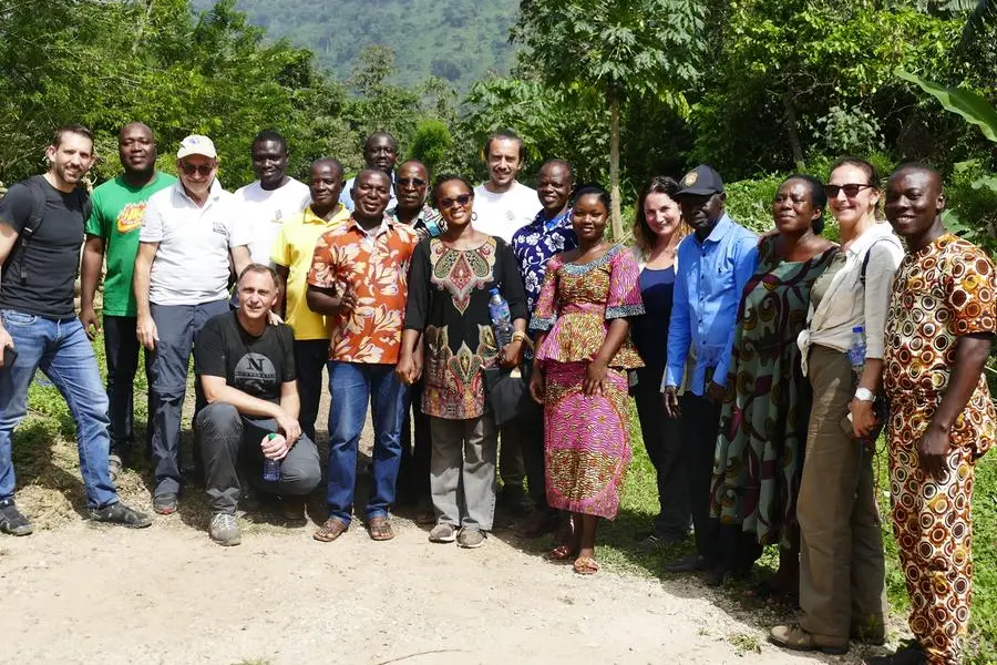 <p>Una rappresentanza di Esselunga in visita ai coltivatori togolesi del progetto "Cacao sostenibile".</p>\\n