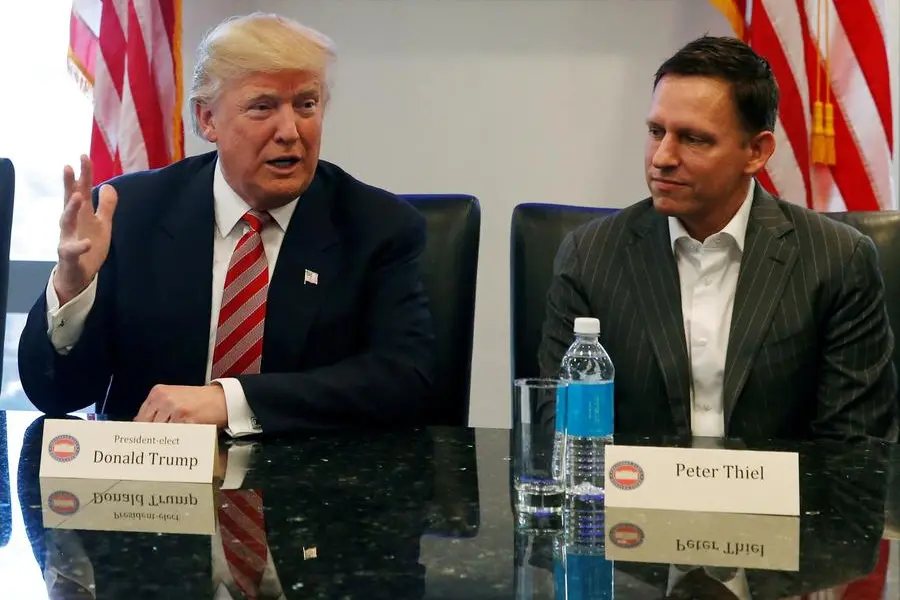 Il presidente eletto degli Stati Uniti Donald Trump siede con il co-fondatore di PayPal e membro del consiglio di amministrazione di Facebook Peter Thiel, durante un incontro con i leader della tecnologia alla Trump Tower di New York, Stati Uniti, 14 dicembre 2016. REUTERS/Shannon Stapleton/File Photo , REUTERS