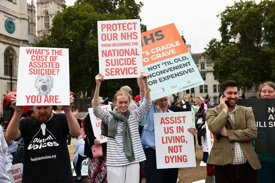 Manifestanti contrari al suicidio assistito davanti al Parlamento britannico dopo il voto con cui i deputati hanno respinto la proposta di legge per legalizzarlo per i malati terminali a Londra l\\'11 settembre , REUTERS