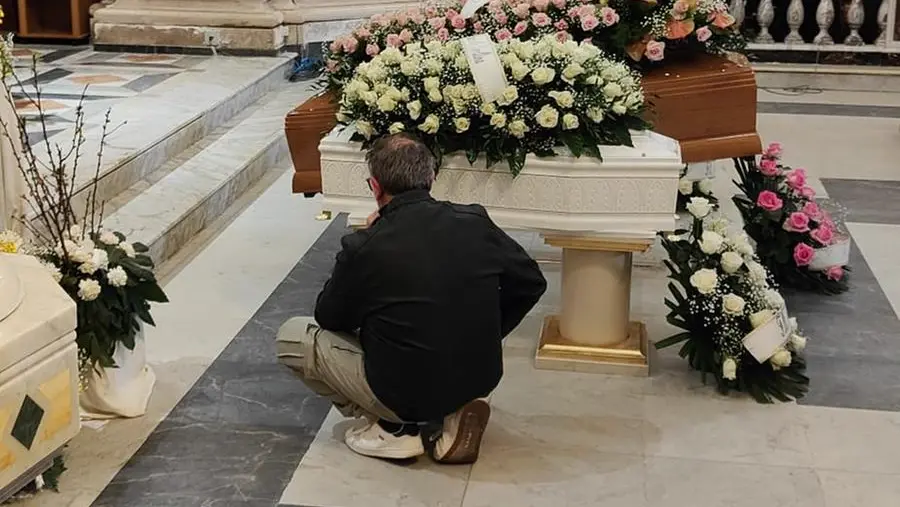 Monsignor Maniago: «Queste tre bare ci chiedono di non essere indifferenti»