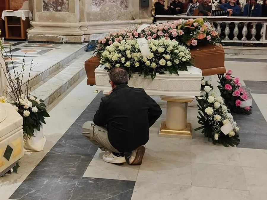 Monsignor Maniago: «Queste tre bare ci chiedono di non essere indifferenti»