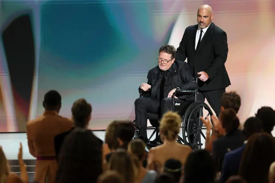 Michael J. Fox arriva sul palco per ricevere il Bob Hope Humanitarian Award, il riconoscimento alle personalità dello spettacolo distinte per impegno filantropico.