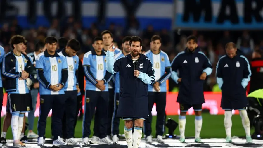 Messi, l’addio all’Argentina e la lettera di Ronaldo, cala il sipario su un’epoca