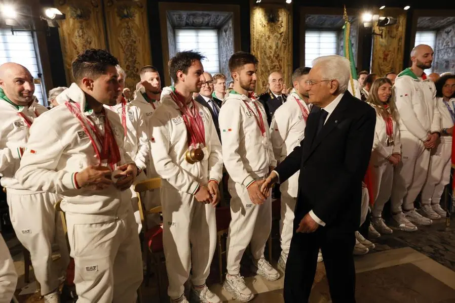 I sei alfieri azzurri dei Giochi Olimpici e Paralimpici di Milano Cortina hanno riconsegnato la bandiera al Presidente della Repubblica, Sergio Mattarella, durante la cerimonia di restituzione del Tricolore al Quirinale, 8 aprile 2026 , ANSA