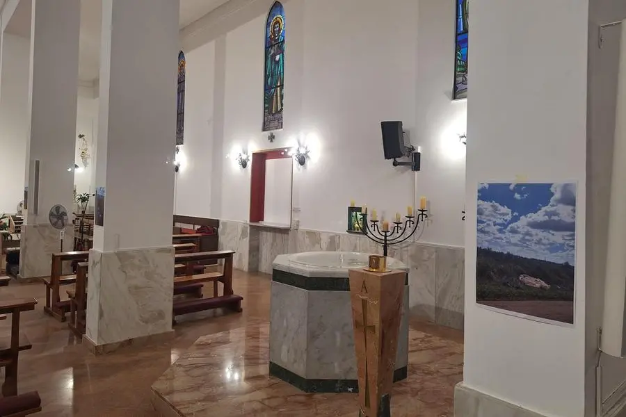 Un'altra delle foto affisse in chiesa