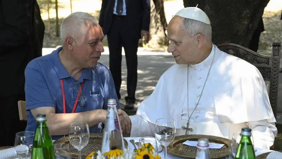 La tavola del Papa con gli ultimi: «Abbiamo fame di un Chiesa che accoglie tutti e dove nessuno è nemico»