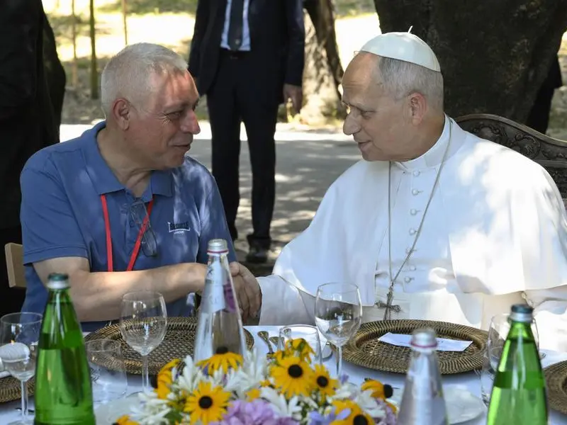 La tavola del Papa con gli ultimi: «Abbiamo fame di un Chiesa che accoglie tutti e dove nessuno è nemico»