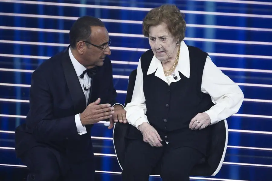 Carlo Conti con Gianna Pratesi sul palco dell\\'Ariston , ANSA