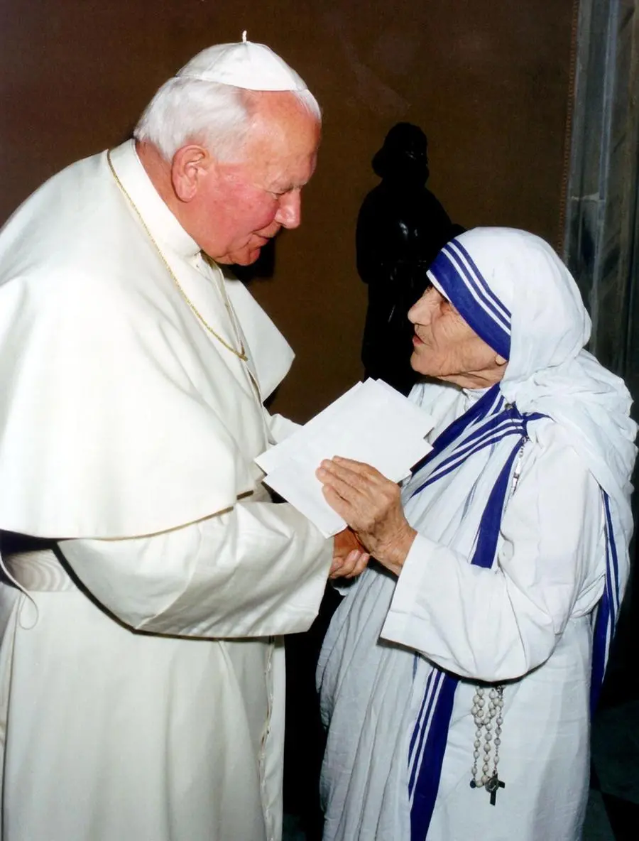 Madre Teresa di Calcutta con Giovanni Paolo II durante una udienza privata in Vaticano nel maggio 1997