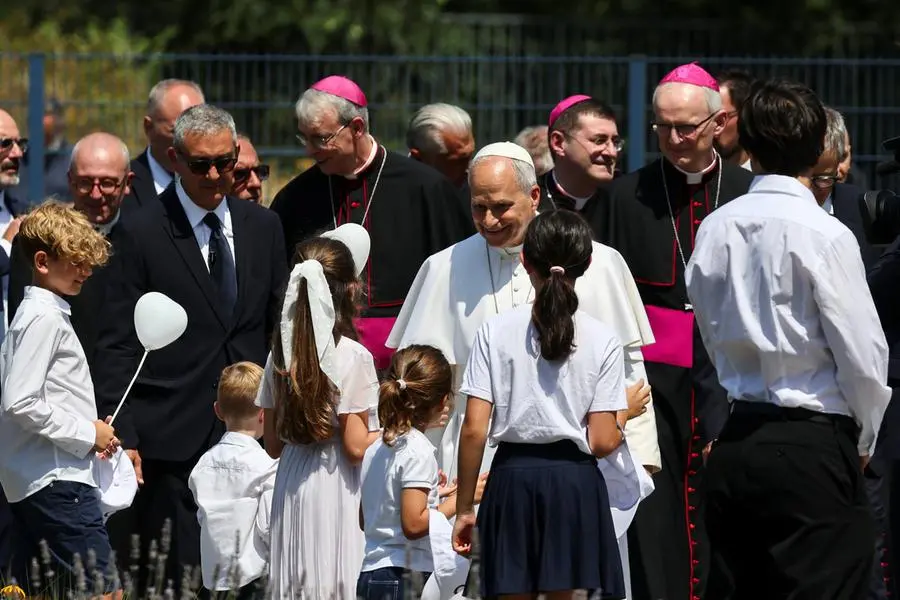 Papa Leone XIV accolto da alcuni bambini al Centro Nazionale di Adroterapia Oncologica di Pavia. , REUTERS