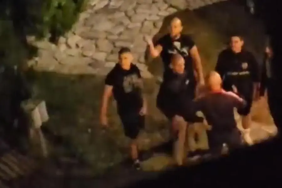 Un frame tratto da un video della Comunit\\u00E0 ebraica di Roma. Le urla con lo slogan nazista \\'sieg Heil\\', \\u00E8 il tentativo di entrare in albergo dove si trovavano giovani ebrei italiani, molti della Comunit\\u00E0 romana. E\\' successo a Sofia. , ANSA
