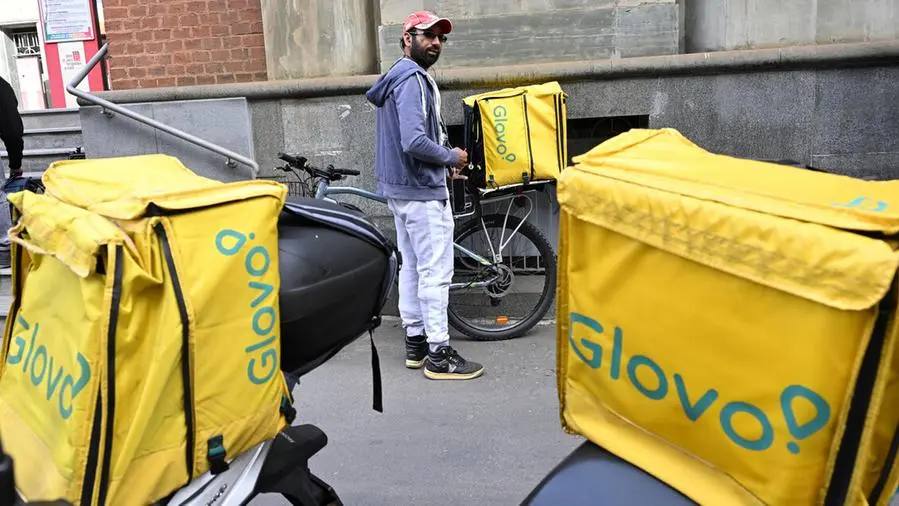 Caporalato digitale, 40mila rider Glovo sfruttati con paghe da 2,50€ a consegna. I pm: «Retribuzioni sotto la soglia di povertà»