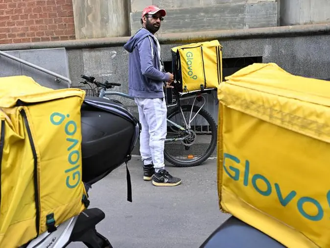 Caporalato digitale, 40mila rider Glovo sfruttati con paghe da 2,50€ a consegna. I pm: «Retribuzioni sotto la soglia di povertà»