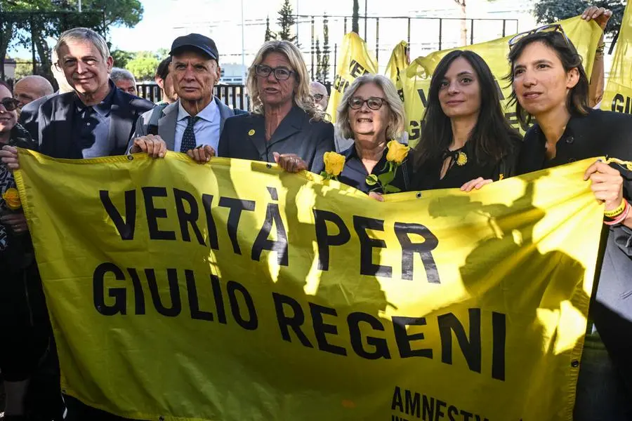 Da sinistra: Gianni Cuperlo, Claudio Regeni, Alessandra Ballerini, Paola Deffendi, Irene Regeni e la segretaria del Partito Democratico, Elly Schlein, con uno striscione davanti al tribunale di piazzale Clodio prima della sentenza del processo per la morte di Giulio Regeni, a Roma, il 28 settembre.
