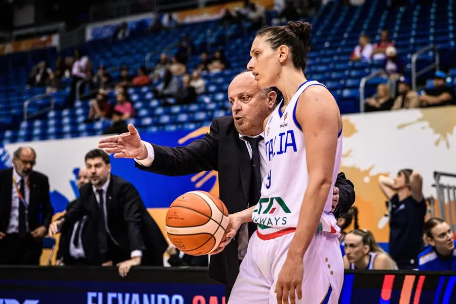 Andrea Cabianco, 60 anni Ct dell\\'Italia del Basket con Cecilia Zandalasini, 30, durante il torneo premondiale che ha portato alla qualificazione al Mondiale che apre il 4 settembre 2026 a Berlino, dopo 32 anni , Massimo Ceretti/ITALBASKET
