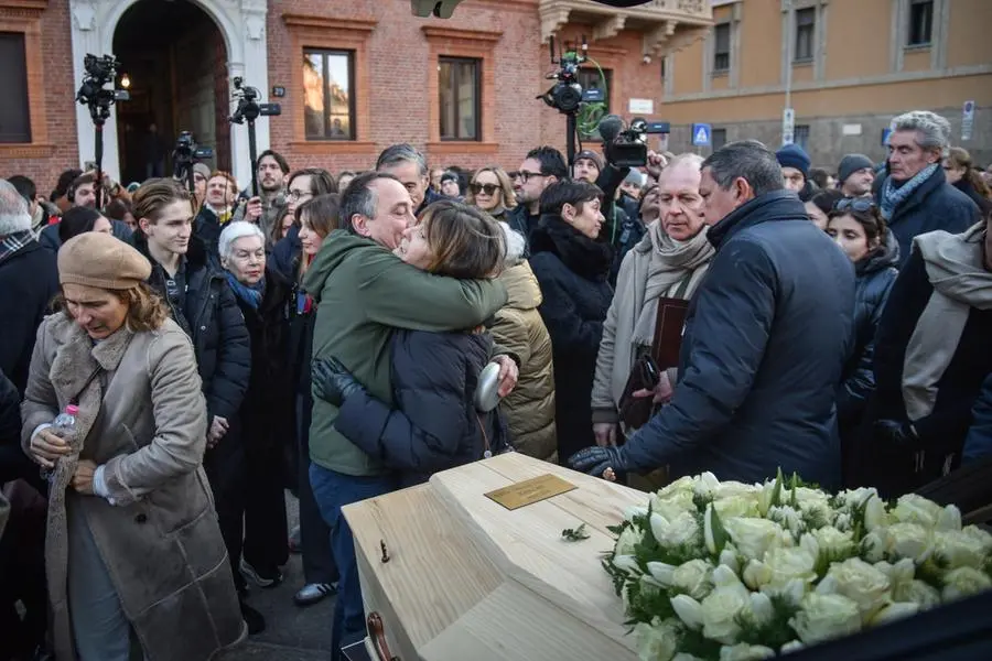 I genitori di Achille Barosi, una delle vittime della strage di capodanno a Crans-Montana, durante i funerali nella Basilica di Sant'Ambrogio, Milano 7 Gennaio 2026. ANSA/MATTEO CORNER