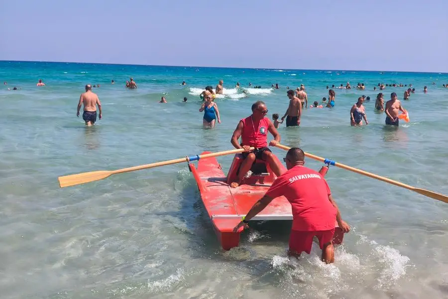 I due bagini durante un intervento in mare