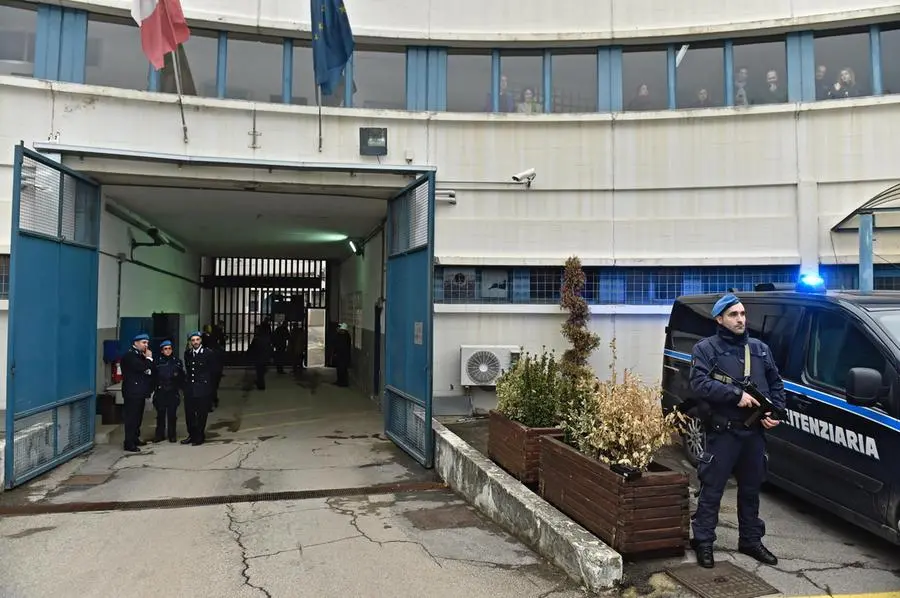 La polizia penitenziaria davanti al carcere di Sollicciano, dove nel 2017 si svolse un Consiglio comunale straordinario sui problemi dell'istituto penitenziario fiorentino.