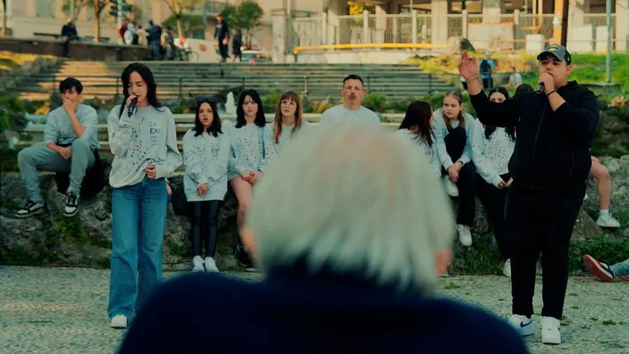 Adolescenti in scena: a Monza il musical urbano che sfida l’indifferenza