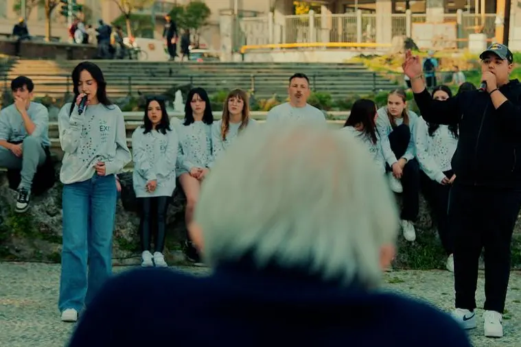 I ragazzi si esibiscono davanti al pubblico. In primo piano un ospite speciale: Don Mazzi. PH: Andrea Cagno - Fondazione Exodus