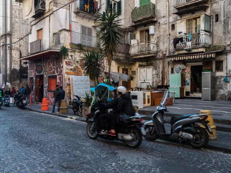Padre Maurizio Patriciello: «Abbiamo paura, fermate la guerra della camorra»